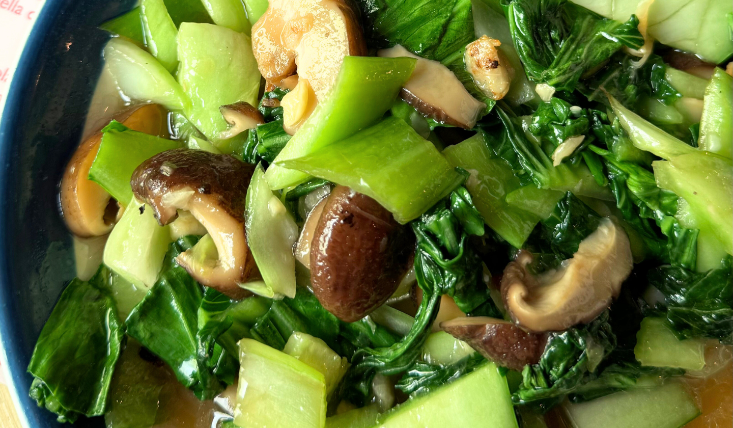 Pak choi e funghi shiitake saltati con salsa di soia