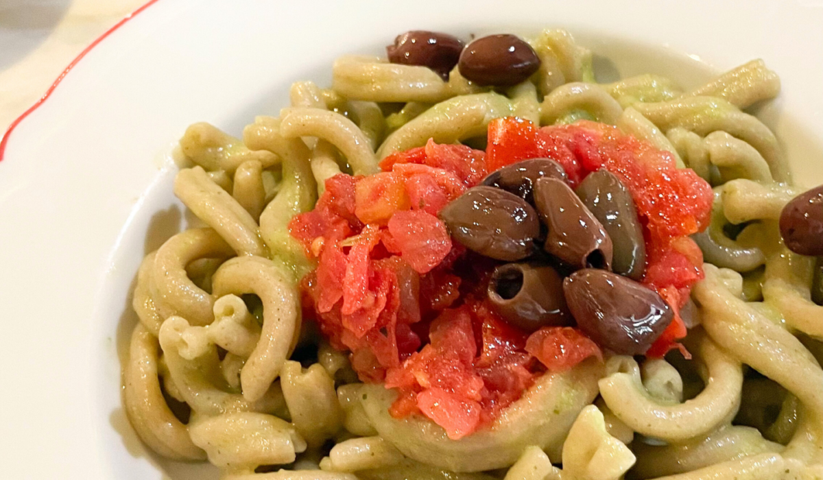Pasta con pesto di broccoli, battuto di pomodorini e olive taggiasche