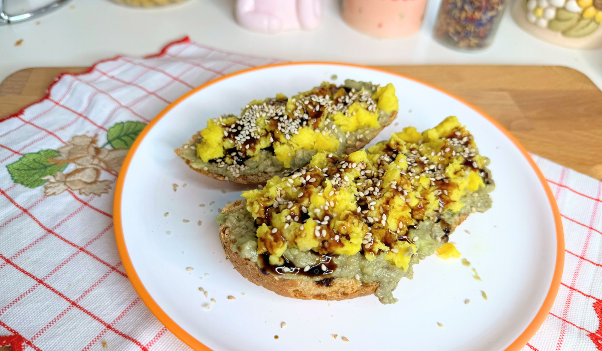 Scacchiera di frutta, feta vegana e cetriolo