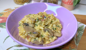 Risoni cremosi con salsiccia vegana, funghi e crema di zucca