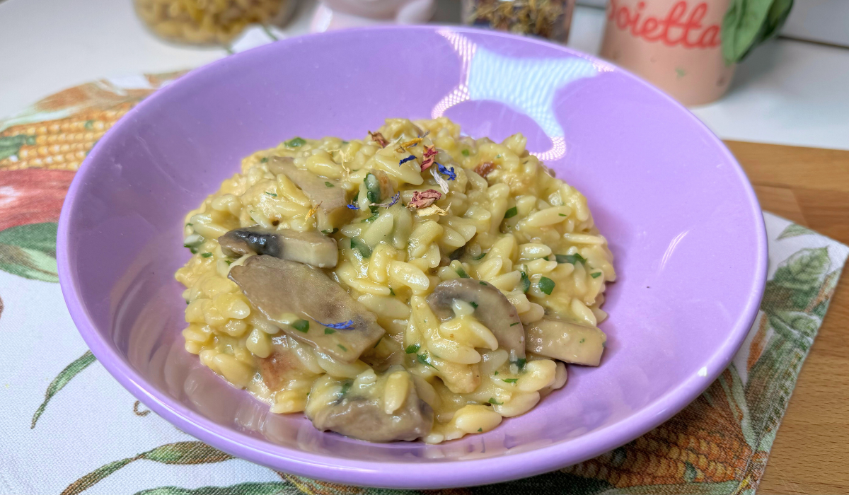 Risoni cremosi con salsiccia vegana, funghi e crema di zucca
